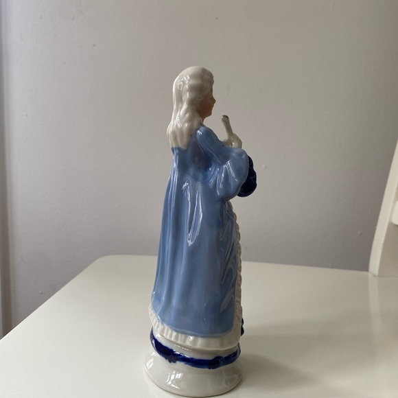 Vintage Elegant Blue and White Porcelain Figurine with Gold accents - Picture 13 of 13